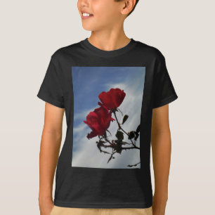 Röd ros mot ett Bright Blå himmel Tee Shirt