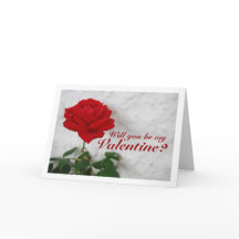 Röd ros mot vit vägg