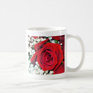 Röd ros och brudslöja på en klassikerkopp kaffemugg