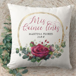 Röd ros och Eucalyptus Mis Quince Anos Anpassnings Kudde<br><div class="desc">Kudden röd ros och Eucalyptus Quinceanera, med bokstäver i elegant med Mis Quince Años i kalligrafi. Utformningen har blommor från ro, eukalyptus löv och grönenergi. Den arrangemanga blommigten ställs in i en guld-geometrisk cirkel i ram. Om du vill matcha produkter kan du bläddra i min samling eller meddela mig om...</div>