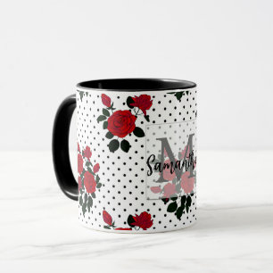 Röd ros på en polkpunktsbakgrund. kaffe mugg