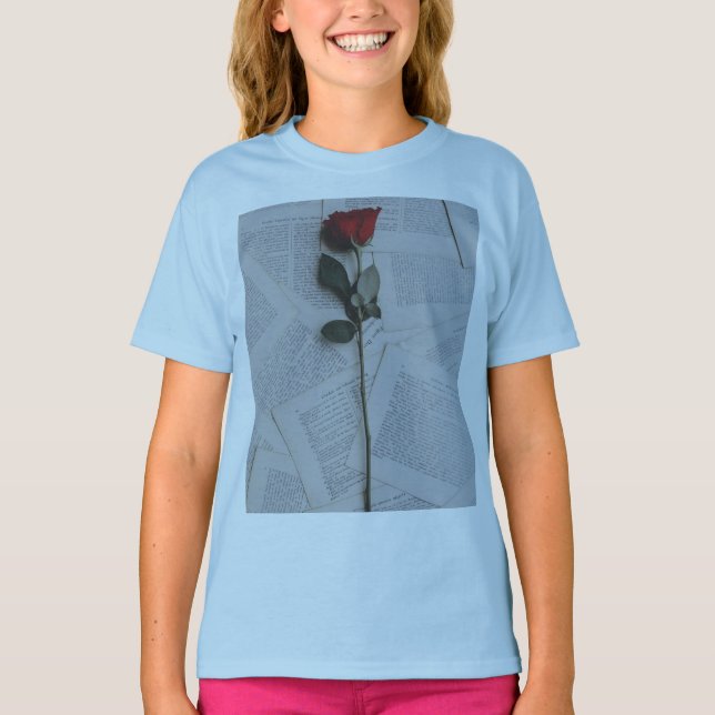 Röd ros på öppen bok T-shirt | Romantisk blom (Framsida)