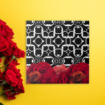 Röd ros på svart och vitt geometriskt Mönster Kakelplatta<br><div class="desc">Elegantens dekorativa blommigt med röd ros på ett svart och vitt geometriskt mönster.</div>
