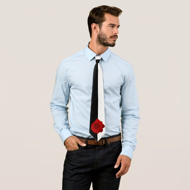 Röd ros på svartvit halva och halvt slips (In Situ)