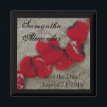Röd ros Petals på Sand Beach Wedding Magnet<br><div class="desc">Eleganten för dina bröllopsinbjudningar på stranden har röda hjärtformade ro-petaler som är spridda längs en brun sandstrand. Perfekt för ett badbröllop, semort, kryssning, destination eller resa bröllop! Bröllopsinbjudan och matchande tilläggsuppsättning. © 2010 www.CustomInvitesOnline.com Detta objekt är tillgängligt som en fullständig samling i bröllop, inklusive inbjudningar, OSA kort, Spara datumen, magneter,...</div>