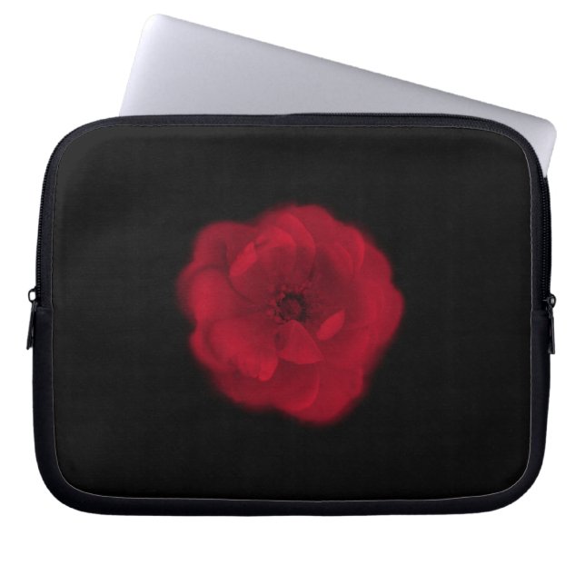 Röd ros. Svart bakgrund Laptop Sleeve (Framsidan)