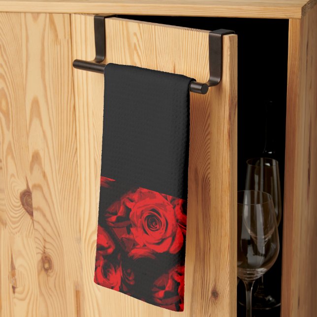 Röd ros trim på svart handduk eller kökshandduk (Thirds Fold)