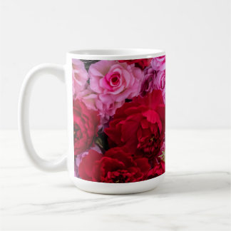 Röd, rosa och vit ros-blommans bakgrund kaffemugg