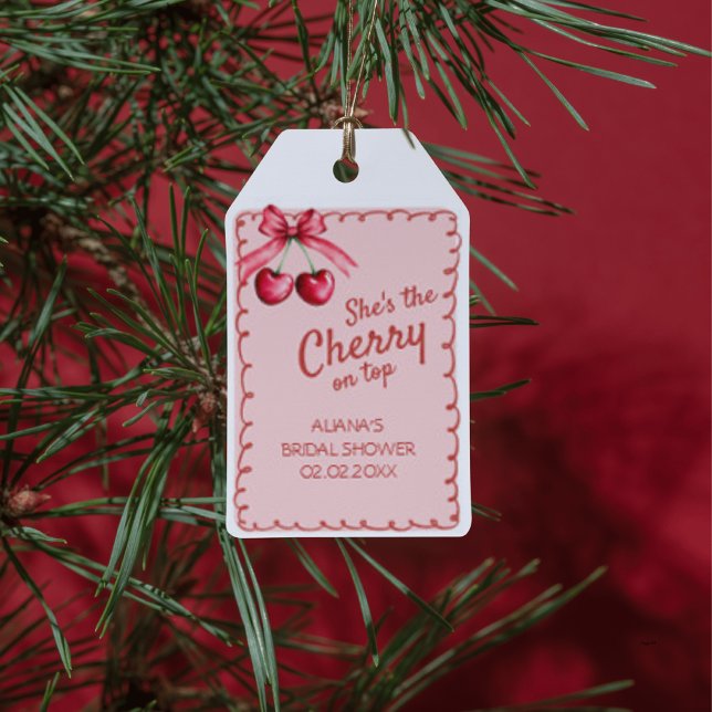 Röd Rosa Rosett Hon Är Körsbär På Tårtan Bröllopsf Presentetikett (Skapare uppladdad)