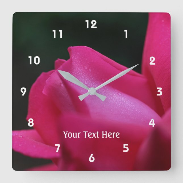 Röd Rosenknopp och regndroppar Fyrkantig Klocka (Framsida)