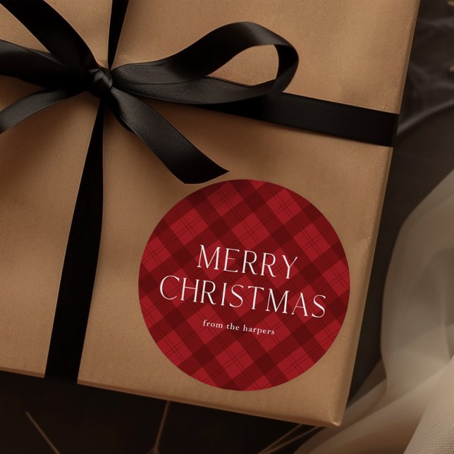 Röd rutig God Jul  Runt Klistermärke (Modern red plaid rustic Christmas gift tag sticker.)