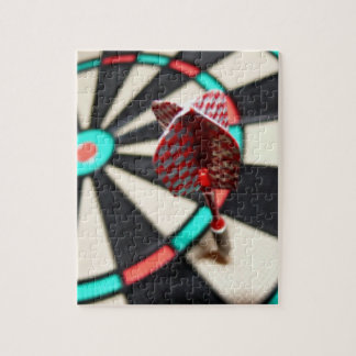 Röd rutig pil på dartboard pussel