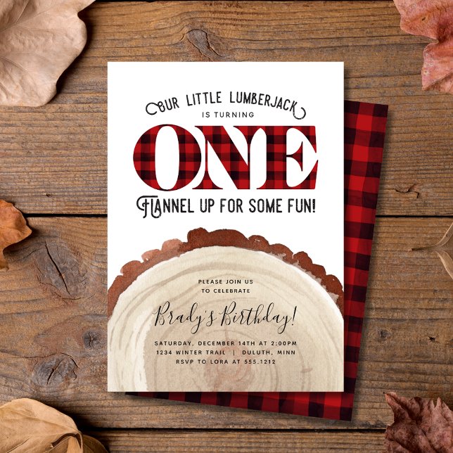 Röd rutig skogshuggarförsta födelsedagsinbjudan inbjudningar (Celebrate your little lumberjack’s big day with this red plaid first birthday invitation.)