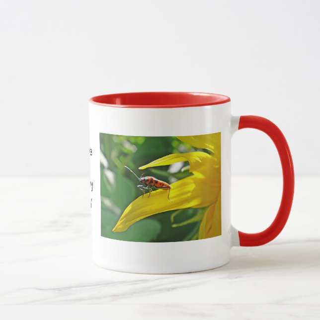 Röd skalbagge på solros på mugg (Höger)