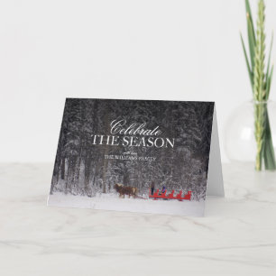 Röd Sleighritt nära dold forest. för snö Helgkort