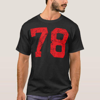 Röd slitad sportlag nummer t shirt