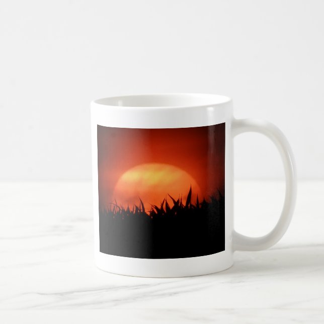 Röd solnedgång bakom svart gräs kaffemugg (Höger)
