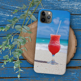 Röd sommarstrut-margarita på tropisk strand