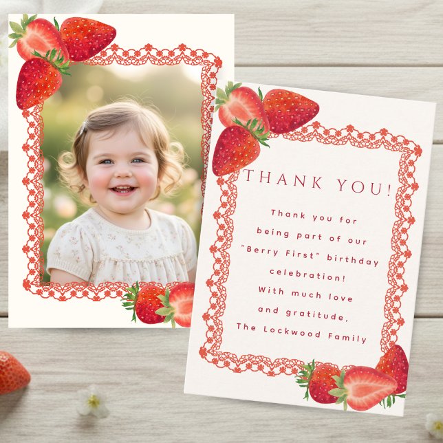 Röd spetsbär Första födelsedagen Foto Tack-kort (Red Lace Berry First Birthday Photo Thank You Card)