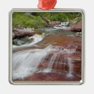 Röd sten i Baring Creek i Glacier National Julgransprydnad Metall