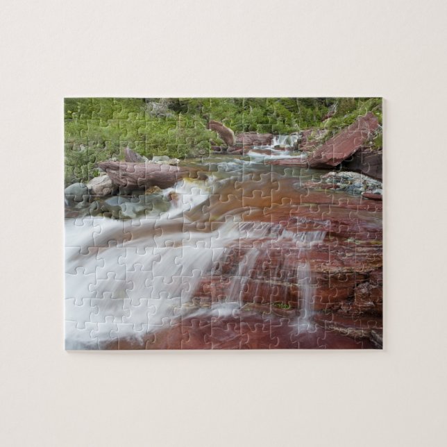 Röd sten i Baring Creek i Glacier National Pussel (Horisontell)