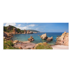 Röd stenig kusten av det Sardinia fototrycket Fototryck