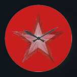 Röd stjärna stor klocka<br><div class="desc">Modern design med en "skuggande" röd och vit stjärna på en röd bakgrund. Väggklocka med en anpassade som du kan anpassa med din egen text,  bilder och idéer. Observera att detta är en tryckt bild som skapas med originalfotografier och digitala tekniker,  den skiner eller innehåller inte riktiga miniatyrbilder.</div>