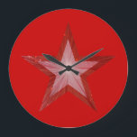 Röd stjärna stor klocka<br><div class="desc">Modern design med en "skuggande" röd och vit stjärna på en röd bakgrund. Väggklocka med en anpassade som du kan anpassa med din egen text,  bilder och idéer. Observera att detta är en tryckt bild som skapas med originalfotografier och digitala tekniker,  den skiner eller innehåller inte riktiga miniatyrbilder.</div>