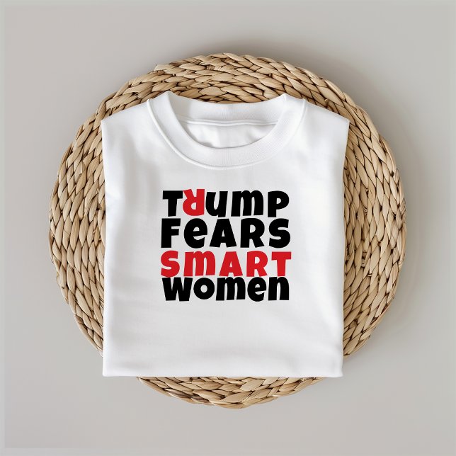 Röd svart antitrumpfeministisk protestslogan röd t shirt (Skapare uppladdad)