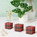 Röd svart och vit rutig klassisk mönster presentaskar<br><div class="desc">Tillsätt tidlös charm till din fest med dessa röda svarta och vita klassiska presentlådor med rutmönster. Perfekta för rustika bröllop,  högtidsfiranden eller mysiga sammankomster,  de kombinerar hållbarhet med stilfull design för att på ett vackert sätt innehålla godsaker eller små gåvor. En perfekt blandning av tradition och elegans.</div>