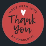 Röd Tack gjord med Kärlek Runt Klistermärke<br><div class="desc">En personlig röd 3-tums klistermärke "tillverkad med kärlek,  tack" på en röd färgad. Gör det till din egen genom att lägga till din egen namn. En söt som avslutar pekpenna för alla handgjorda och hemgjorda gåvor. Perfekt att tacka kunder i ditt hemmagjorda hantverk. Designad av Blackberry Boulevard.</div>
