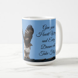 Röd-tailad Hawk som tar flyget inspirationerande Kaffemugg
