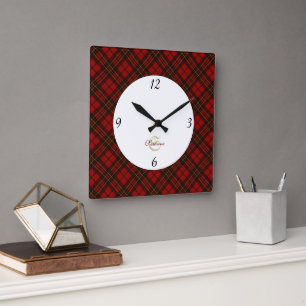 Röd tartan-julklappen mönster Monogram vinter Fyrkantig Klocka