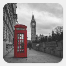 Röd telefonlåda i London-kvadratiska etikett