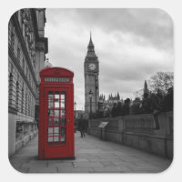Röd telefonlåda i London-kvadratiska etikett