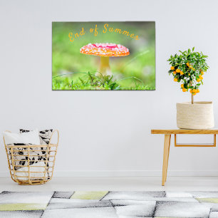Röd toadstool-svamp faller i slutet av sommarfotot poster