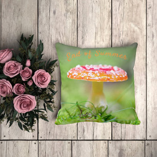 Röd toadstool-svampfoto med grönt kudde