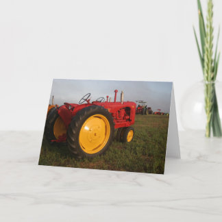Röd traktor i hälsningskortet på morgonen kort