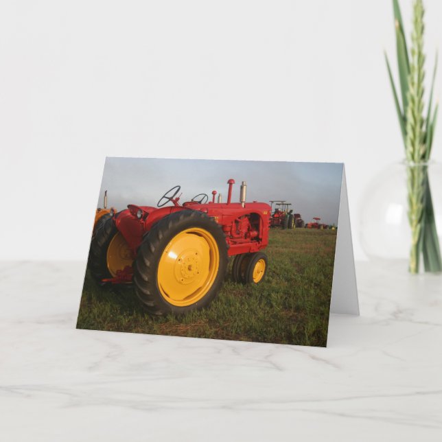 Röd traktor i hälsningskortet på morgonen kort (Framsida)