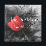 Röd Tulip Wedding Favor Magnet<br><div class="desc">Röda röktoblodsets favoritmagnet är underbart för svart och vitt eller svart och rött bröllop.</div>