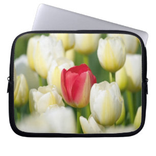 Röd tulpan i ett fält av vittulpan laptop sleeve