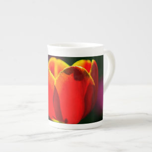 Röd tulpanblomma benporslin mugg