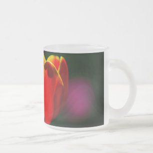 Röd tulpanblomma frostad glasmugg