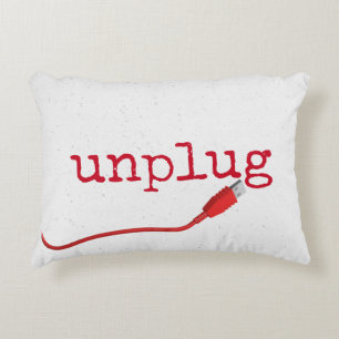 Röd USB-kabel med texten KOPPLA UR  Prydnadskudde