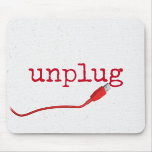 Röd USB-kabel med UNPLUG-text Musmatta