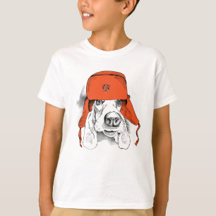 Röd Ushanka hatt för Bassethund T Shirt