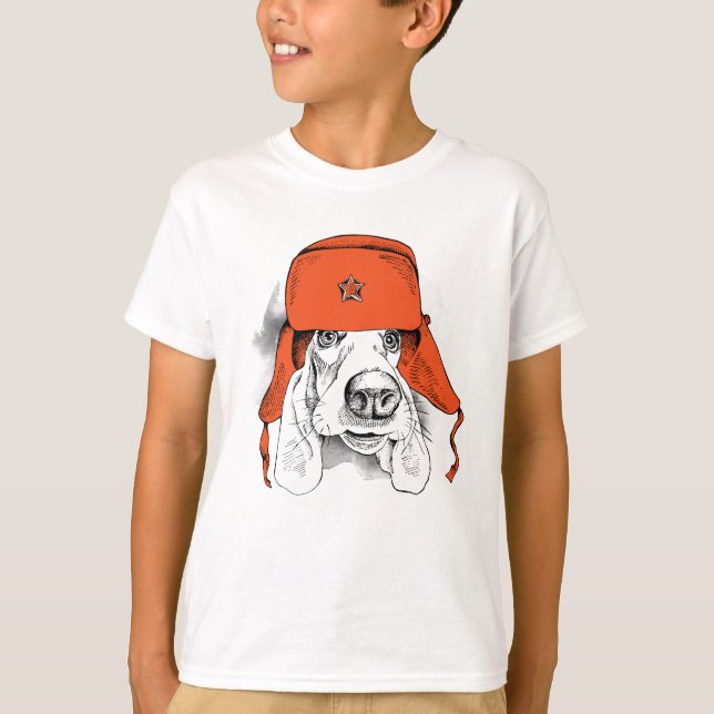 Röd Ushanka hatt för Bassethund | T Shirt (Framsida)