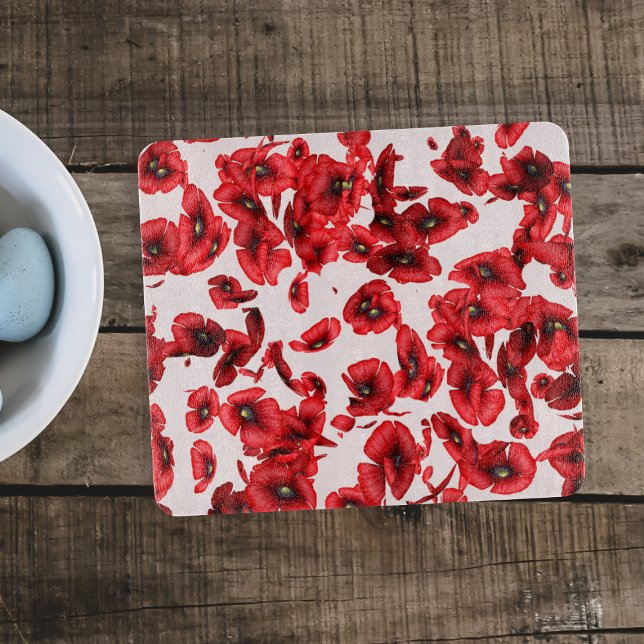 Röd vallmo (A pretty poppy petal pattern cutting board. Treat yourself today!)