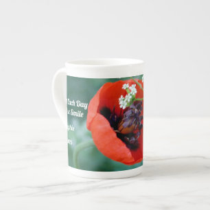 Röd vallmo blommar med Grace Bone China-mugg Benporslin Mugg