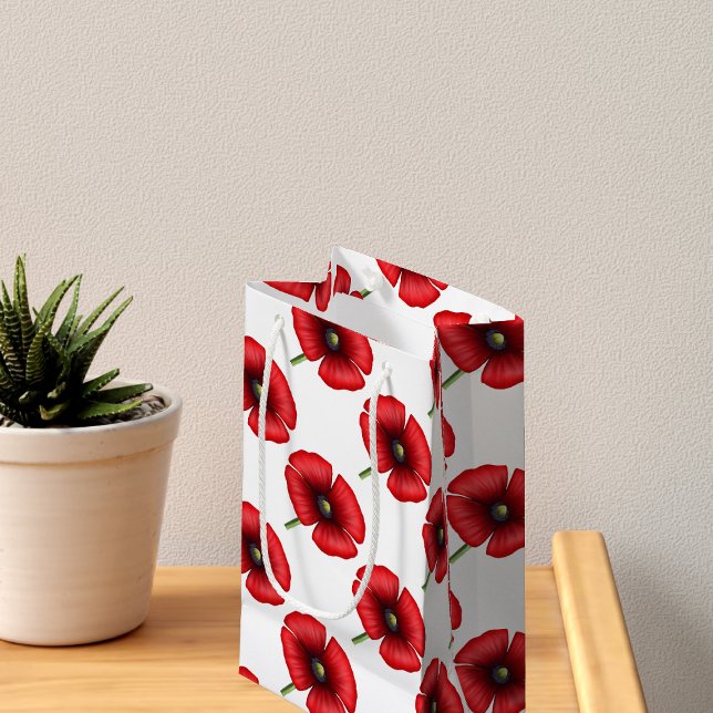 Röd vallmoväxande presentpåse (A pretty poppy patterned small gift bag. Check out the collection for other sizes)